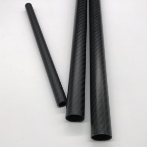 Rolo de carbono envolvido tubo de fibra